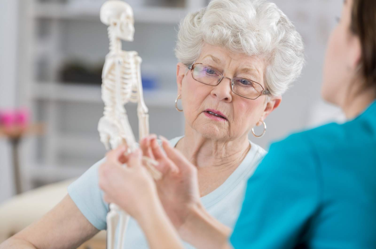 A osteoporosis patient consults with doctor.